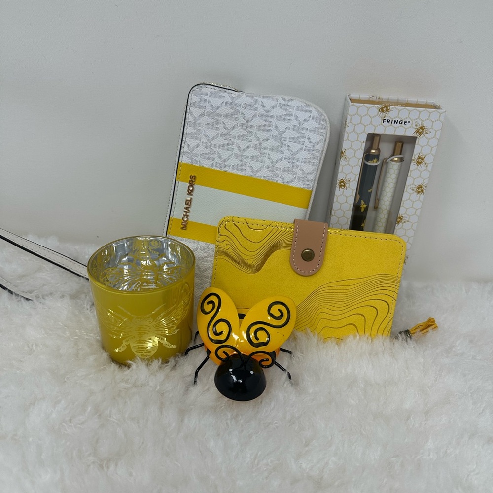 Michael Kors Gift‎ Set w/White and Yellow Stripe Wristlet - Picture 2 of 11